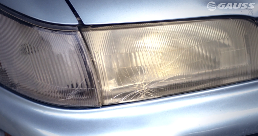 farol do carro rachado