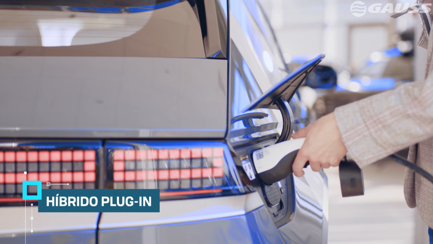 Carro híbrido plug-in sendo carregado