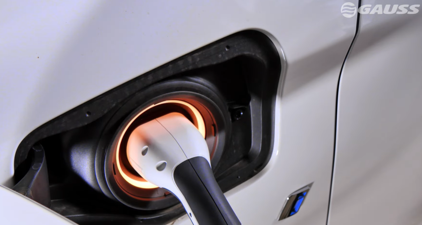 Carregando o carro híbrido plug-in