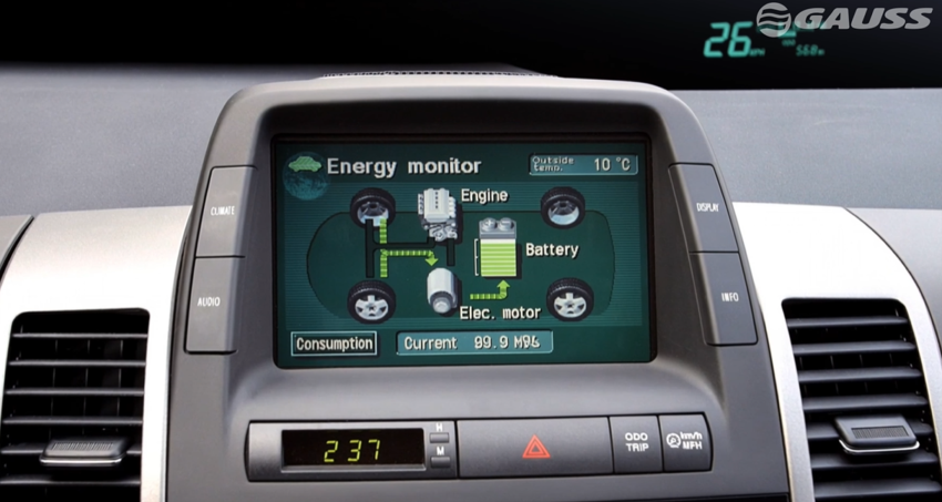 Painel do carro híbrido indicando carregamento e armazenamento na bateria