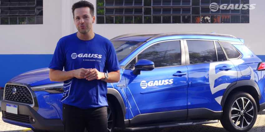 Gerson Campos com o carro híbrido flex