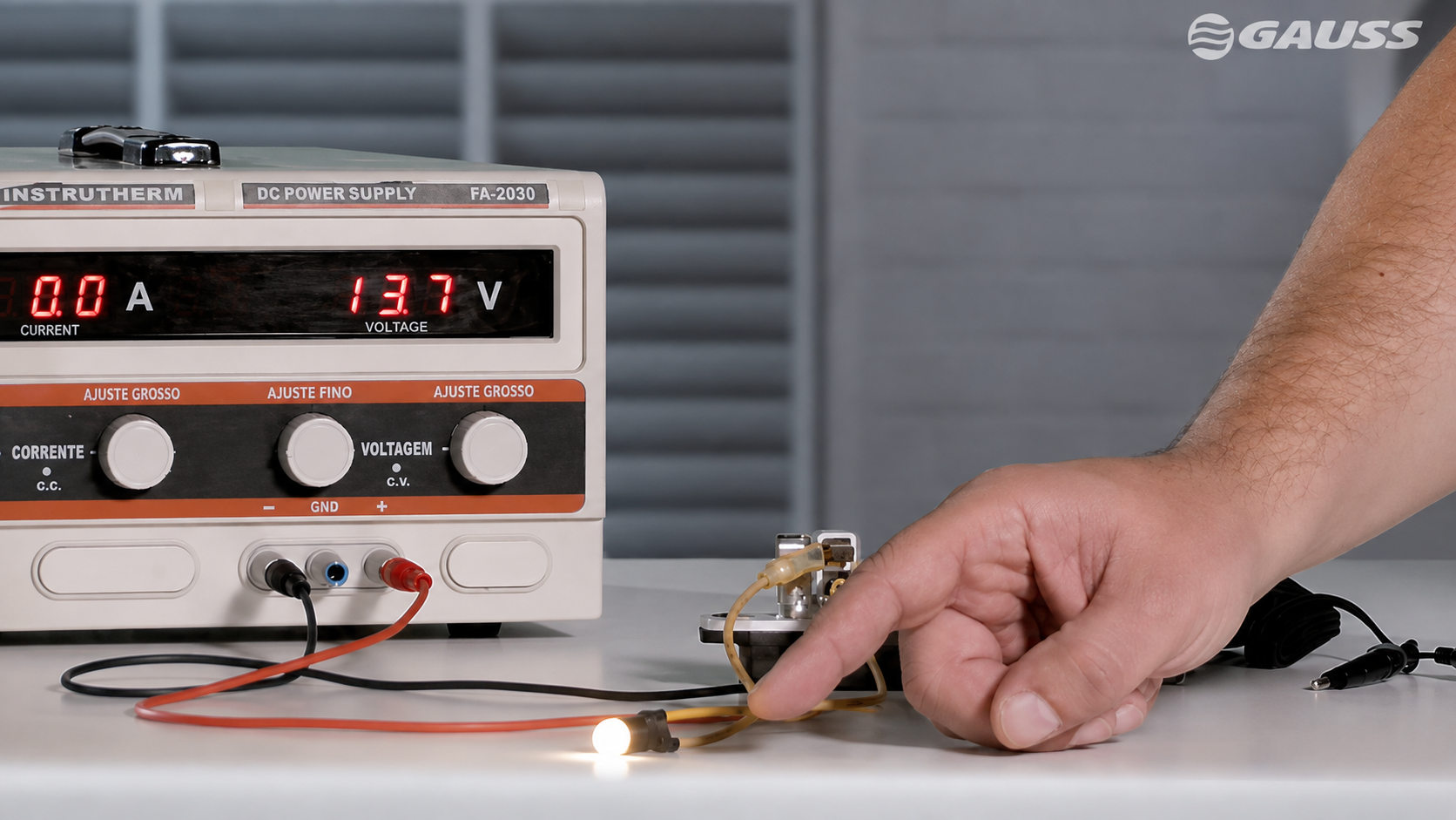 Teste do regulador com bateria em torno de 13,7 volts