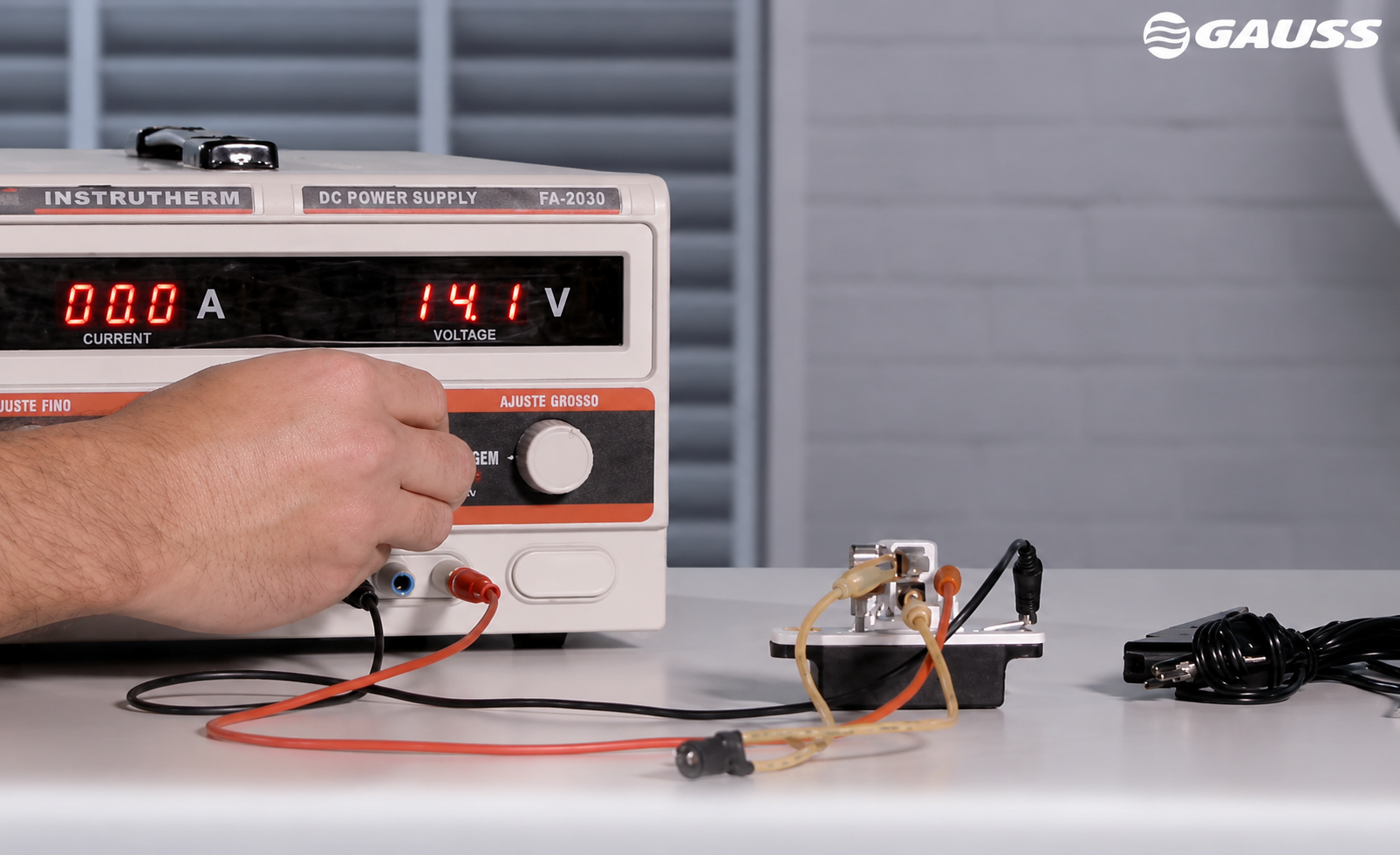 Teste do regulador na tensão de ajuste entre 14 e 14,1 volts