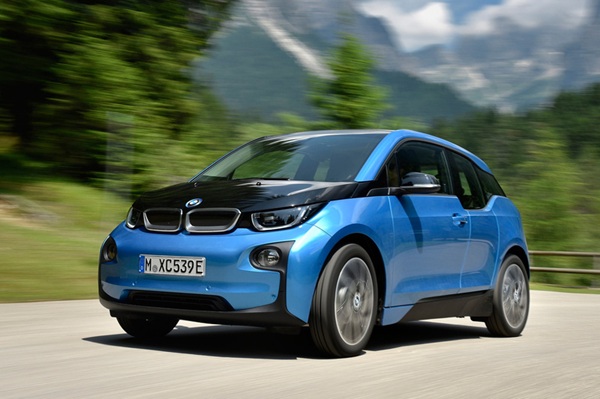 BMW i3: o próprio automóvel, por meio de sensores e de conexão com o sistema central da montadora, indica quando a manutenção deve ser realizada